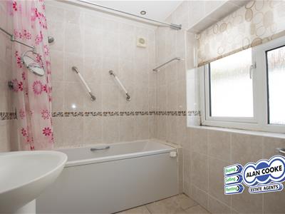 EN-SUITE BATHROOM